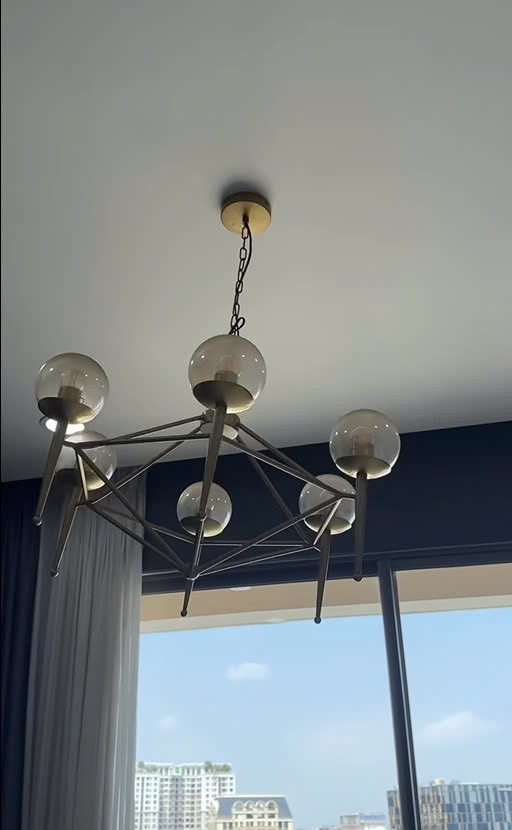 Bùi Công Nam (trái) chạy từ tầng 24 xuống đất vì "chung cư lắc như võng". Ca sĩ Dương Hoàng Yến chia sẻ đèn chùm treo trần nhà rung lắc mạnh. Bùi Công Nam (trái) chạy từ tầng 24 xuống đất vì "chung cư lắc như võng". Ca sĩ Dương Hoàng Yến chia sẻ đèn chùm treo trần nhà rung lắc mạnh.