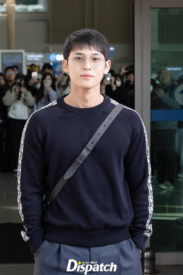 Mingyu sinh năm 1997, là thành viên nhóm SEVENTEEN. Nam ca sĩ có lượng fan đông nhất nhì nhóm nhạc nhờ ngoại hình nổi bật, chăm tương tác với người hâm mộ.