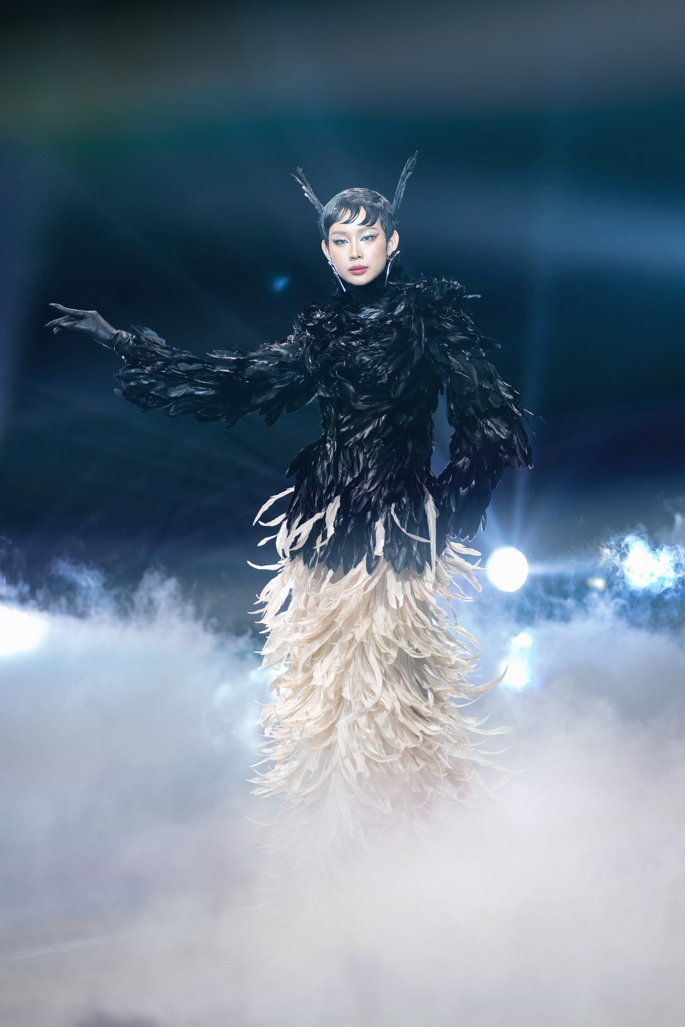 Bảo Ngọc nhận lời khen từ khán giả vì thể hiện được tinh thần của trang phục. Hiệu ứng phun khói kèm thiết kế lông vũ phủ từ đầu đến chân giúp Hoa hậu Liên lục địa 2024 trông ma mị trên sân khấu. Bảo Ngọc nhận lời khen từ khán giả vì thể hiện được tinh thần của trang phục. Hiệu ứng phun khói kèm thiết kế lông vũ phủ từ đầu đến chân giúp Hoa hậu Liên lục địa 2024 trông ma mị trên sân khấu.