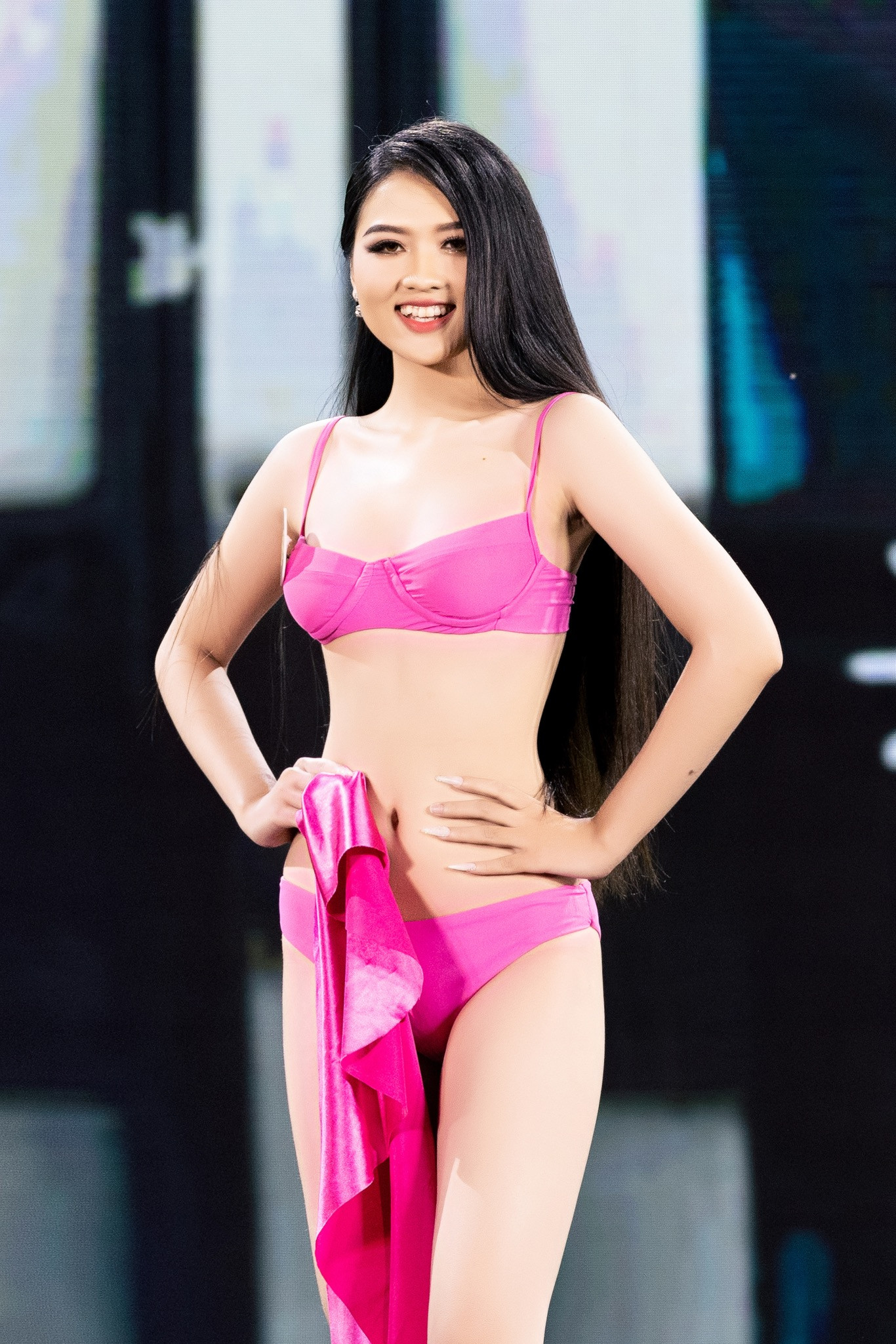 Một thí sinh tạo khoe eo thon, thể hiện sự tươi tắn trong phần thi trang phục áo tắm.