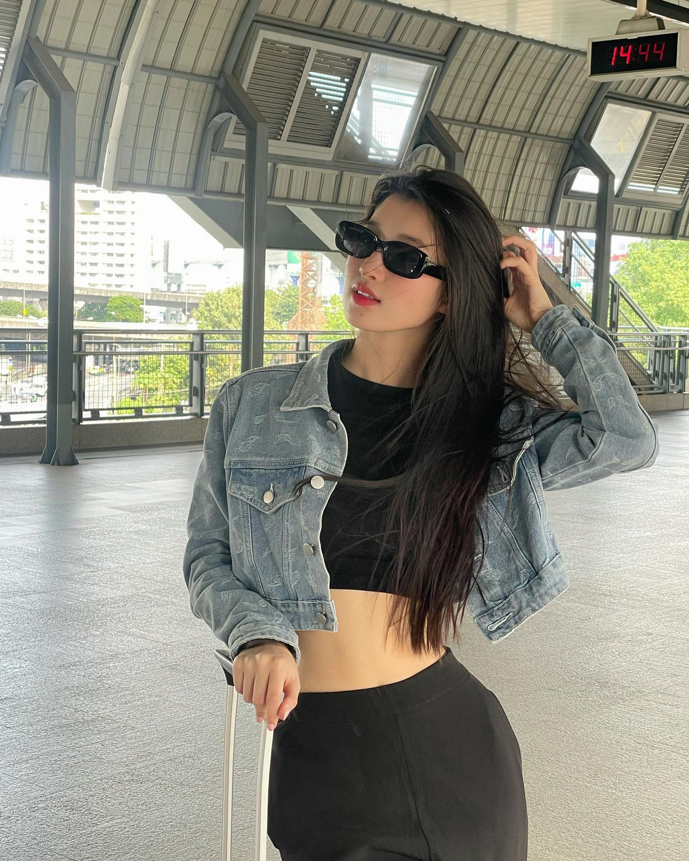 Khi vừa đến Thái Lan, Phương Nhi đăng loạt khoảnh khắc khoe vòng eo cùng vòng bụng nổi múi. Á hậu sinh năm 2002 được khen khi thay đổi phong cách thời trang, không rập khuôn hình ảnh nữ tính. Khi vừa đến Thái Lan, Phương Nhi đăng loạt khoảnh khắc khoe vòng eo cùng vòng bụng nổi múi. Á hậu sinh năm 2002 được khen khi thay đổi phong cách thời trang, không rập khuôn hình ảnh nữ tính.