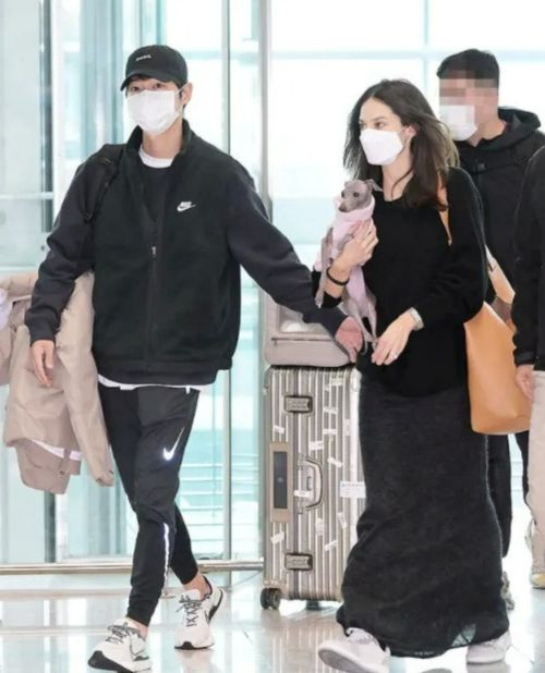 Vợ chồng diễn viên Song Joong Ki tại sân bay. Vợ chồng diễn viên Song Joong Ki tại sân bay.