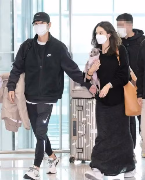 Vợ chồng diễn viên Song Joong Ki tại sân bay.