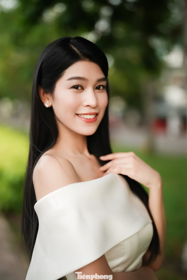 Thanh Thảo (sinh năm 2006), 19 tuổi là một trong 25 cô gái được chọn vào chung kết Hoa hậu Việt Nam 2024. Chia sẻ với Tiền Phong, nữ sinh Học viện Ngoại giao nói việc cô là thí sinh nhỏ tuổi nhất cuộc thi là cơ hội để cô học tập nhiều hơn, tích lũy kinh nghiệm và bỏ túi nhiều bài học quý.