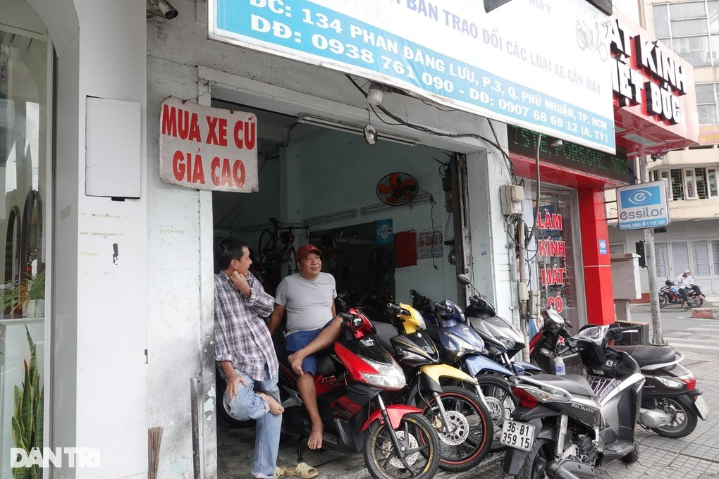 Cửa tiệm xe máy cũ của anh Hiếu chật ních xe nhưng không có khách mua (Ảnh: Nguyễn Vy).