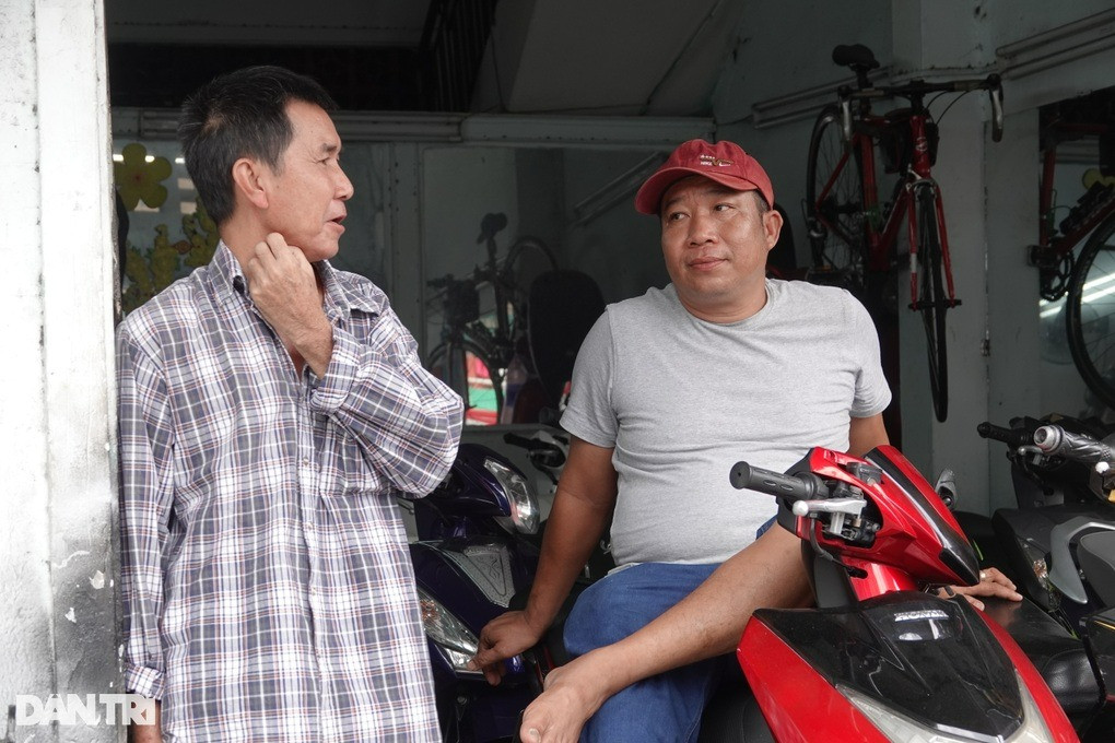 Anh Hiếu rầu rĩ, ngồi than thở với các chủ tiệm khác (Ảnh: Nguyễn Vy).