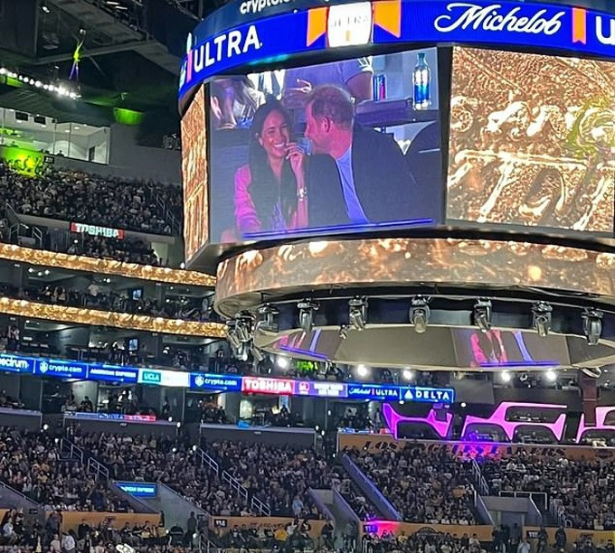 Harry và Meghan Markle được chiếu trên màn hình lớn giải NBA. Harry và Meghan Markle được chiếu trên màn hình lớn giải NBA.