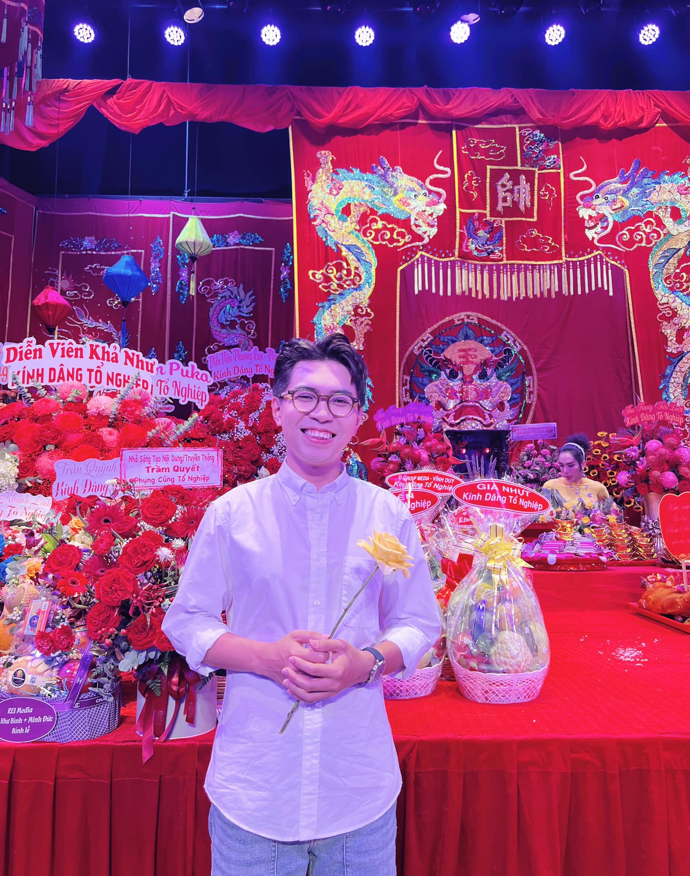 Diễn viên Minh Dự trong buổi dâng hương lên Tổ nghề. Anh hiện hoạt động mạnh trong lĩnh vực sân khấu kịch, có nhiều dự án web-drama được chú ý.