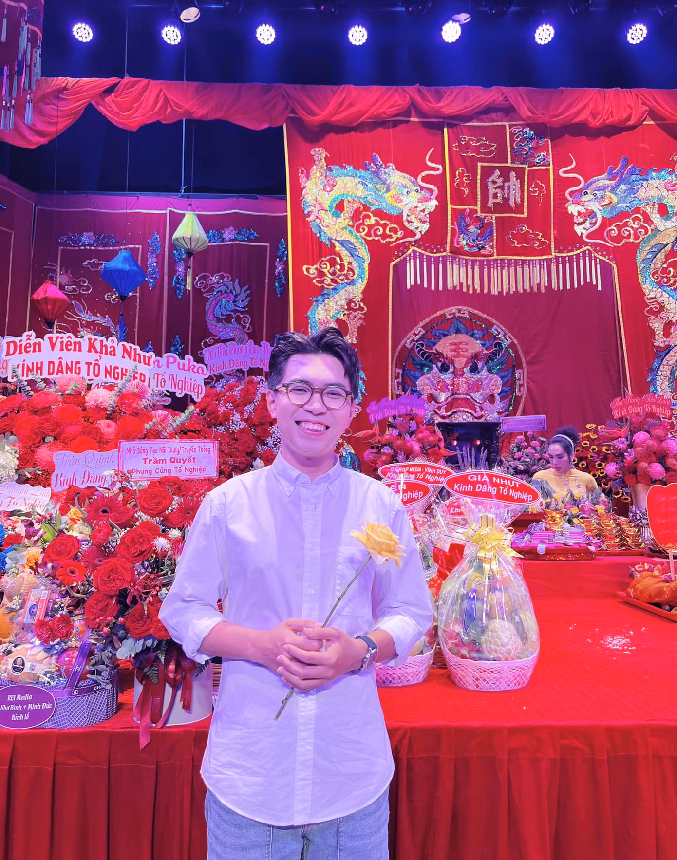 Diễn viên Minh Dự trong buổi dâng hương lên Tổ nghề. Anh hiện hoạt động mạnh trong lĩnh vực sân khấu kịch, có nhiều dự án web-drama được chú ý.