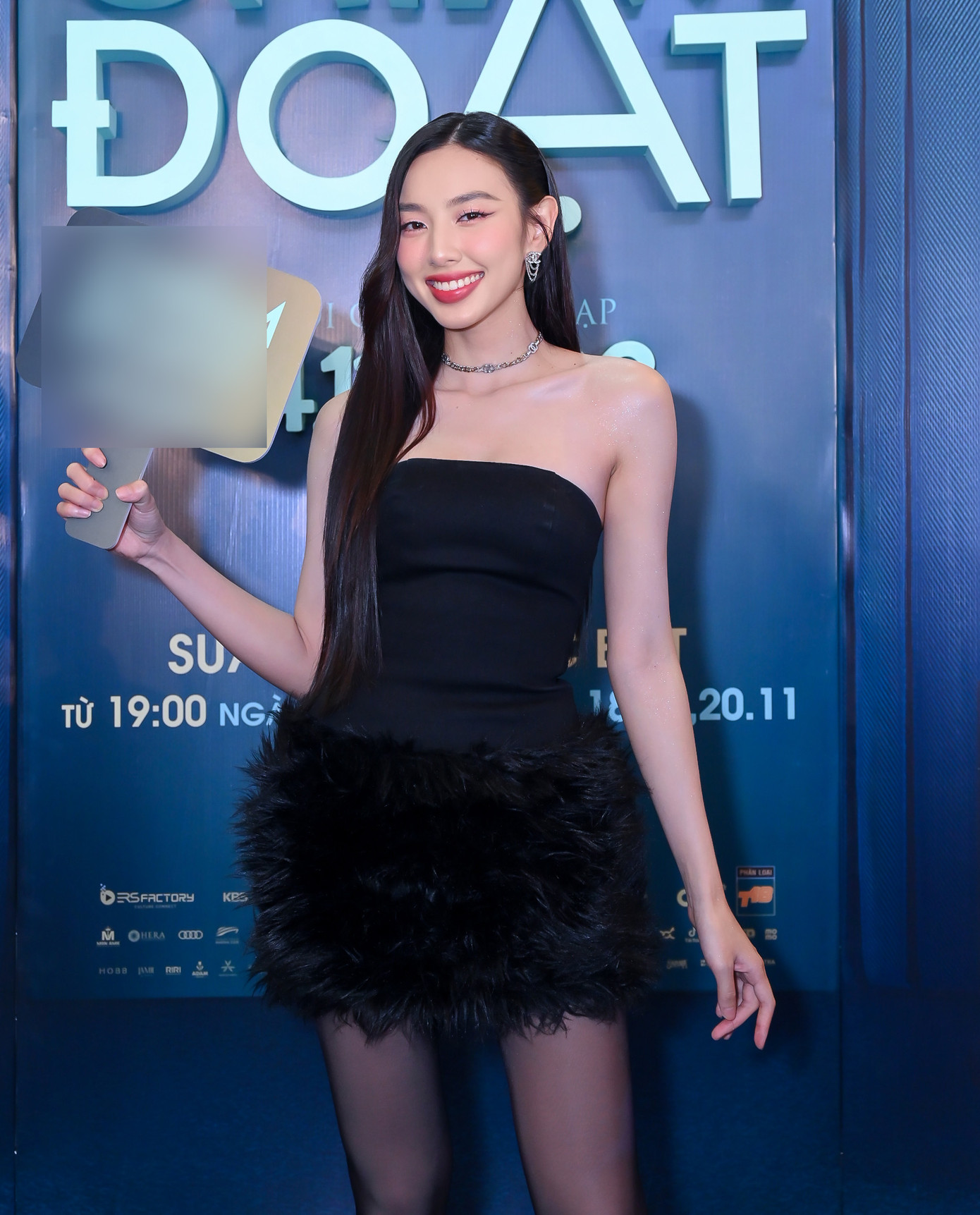 Đây là lần đầu Hoa hậu Thùy Tiên xuất hiện sau khi thắng phiên tòa phúc thẩm vụ Tranh chấp hợp đồng vay tài sản và tranh chấp về bồi thường thiệt hại ngoài hợp đồng. Cô cũng làm rõ thông tin chụp ảnh cùng tú ông bị bắt. &quot;Việc sử dụng hình ảnh từ 4 năm trước để ám chỉ tôi có liên quan đến những hoạt động đã được điều tra là bắt đầu từ đầu năm 2023 là không có cơ sở. Tôi đang làm việc với Sở thông tin truyền thông TPHCM để làm rõ kế hoạch bôi nhọ danh dự có tổ chức của một số cá nhân nhằm mục đích xấu&quot;, Thùy Tiên chia sẻ.