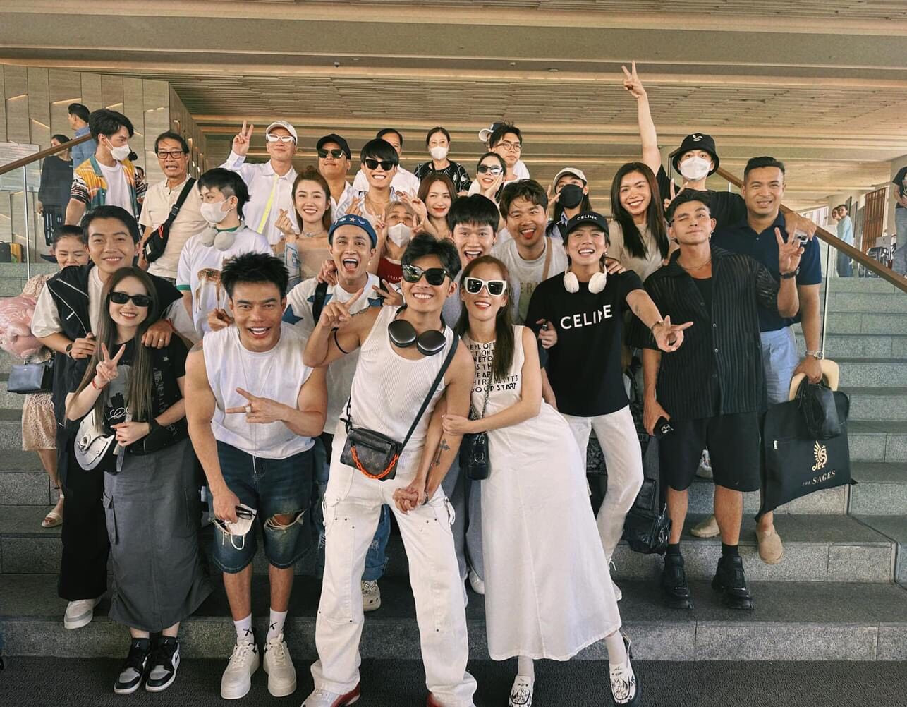 Ngày 3/11, dàn sao Việt bay ra Khánh Hòa, quê của Gin Tuấn Kiệt để chuẩn bị dự tiệc cưới tại quê nhà của nam ca sĩ cùng diễn viên Puka. Cô dâu và chú rể bay cùng chuyến với dàn khách mời gồm Trường Giang, Huỳnh Lập, Quang Trung, Jun Phạm, Trương Thế Vinh...