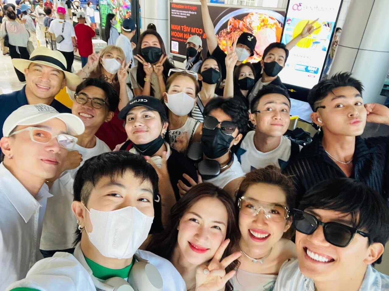 Khách mời dự đám cưới Puka và Gin Tuấn Kiệt toàn những gương mặt quen thuộc của giới giải trí. Dàn sao nữ ra Khánh Hòa có Thúy Ngân, Hòa Minzy, Gil Lê...