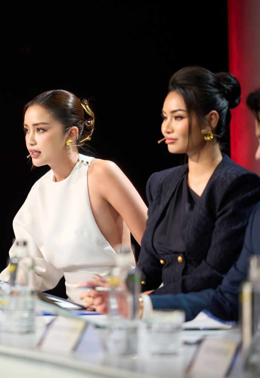 Mlo Senaivi (ảnh trái) khiến Ngọc Châu (áo trắng) và Mook căng thẳng. Mlo Senaivi (ảnh trái) khiến Ngọc Châu (áo trắng) và Mook căng thẳng.