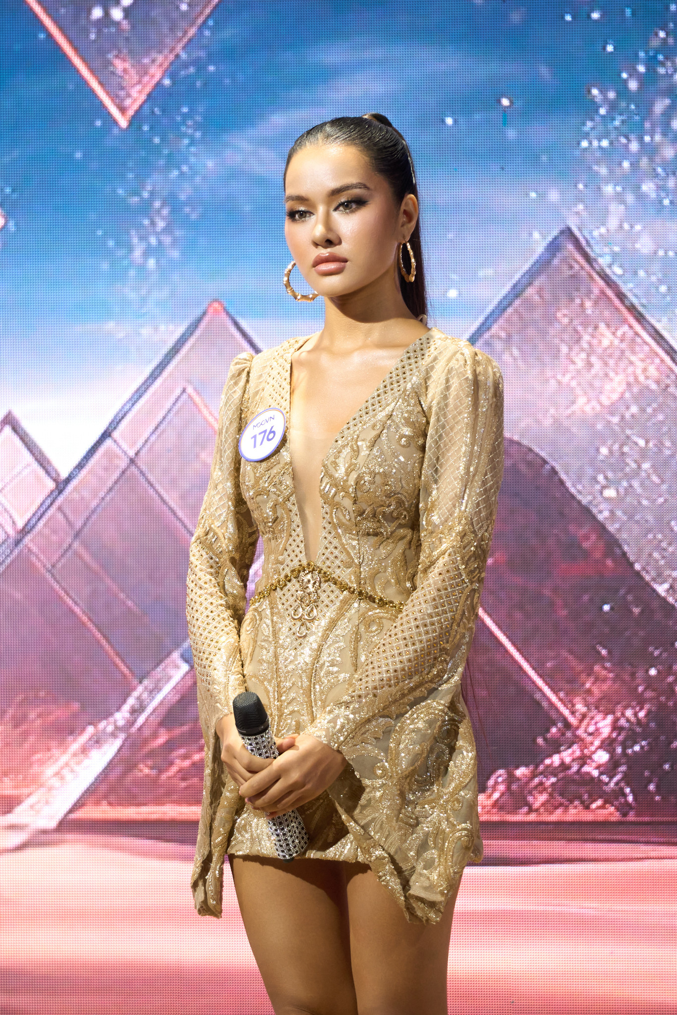 Mlo Senaivi (ảnh trái) khiến Ngọc Châu (áo trắng) và Mook căng thẳng. Mlo Senaivi (ảnh trái) khiến Ngọc Châu (áo trắng) và Mook căng thẳng.