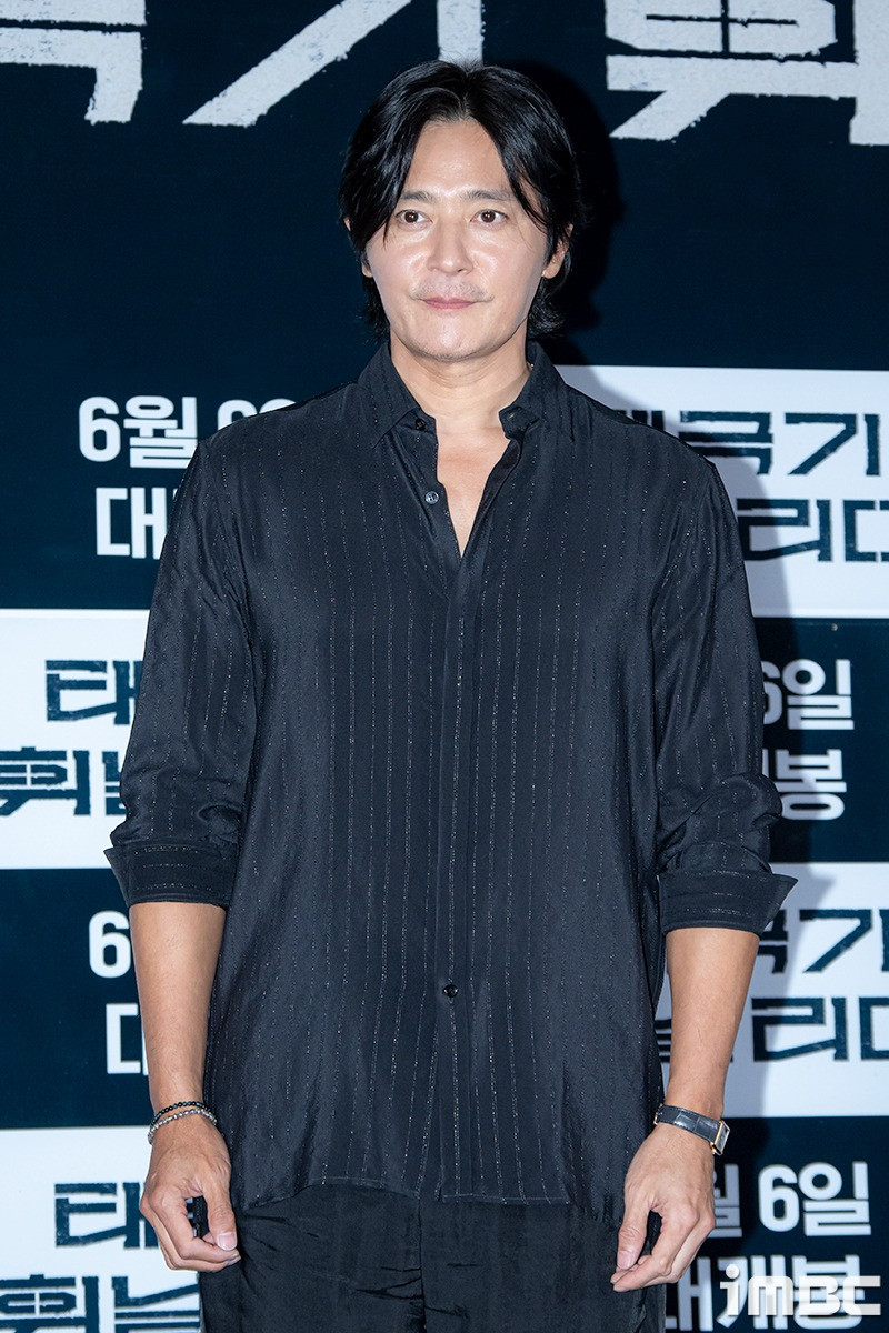 Tại sự kiện, Jang Dong Gun mặc nguyên cây đen với áo sơ mi đơn giản. Nam diễn viên để tóc hai mái, ngoại hình phong độ ở tuổi 52. Sau nhiều năm, thần tượng của làng giải trí châu Á vẫn giữ được sức hút.