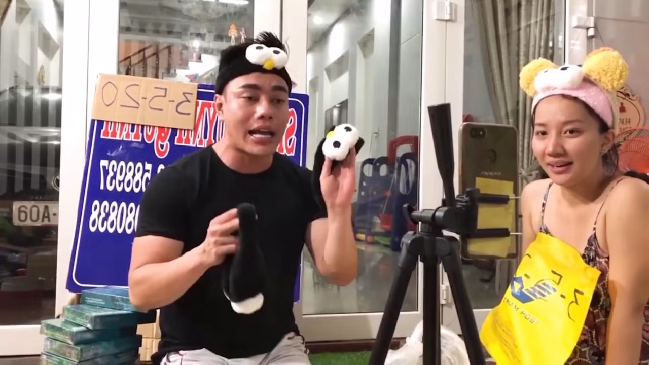 Lê Dương Bảo Lâm từng chật vật livestream, có thời gian bị chỉ trích.