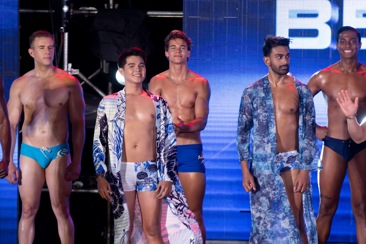 Thí sinh trong phần trình diễn trang phục đồ bơi. Thí sinh trong phần trình diễn trang phục đồ bơi.