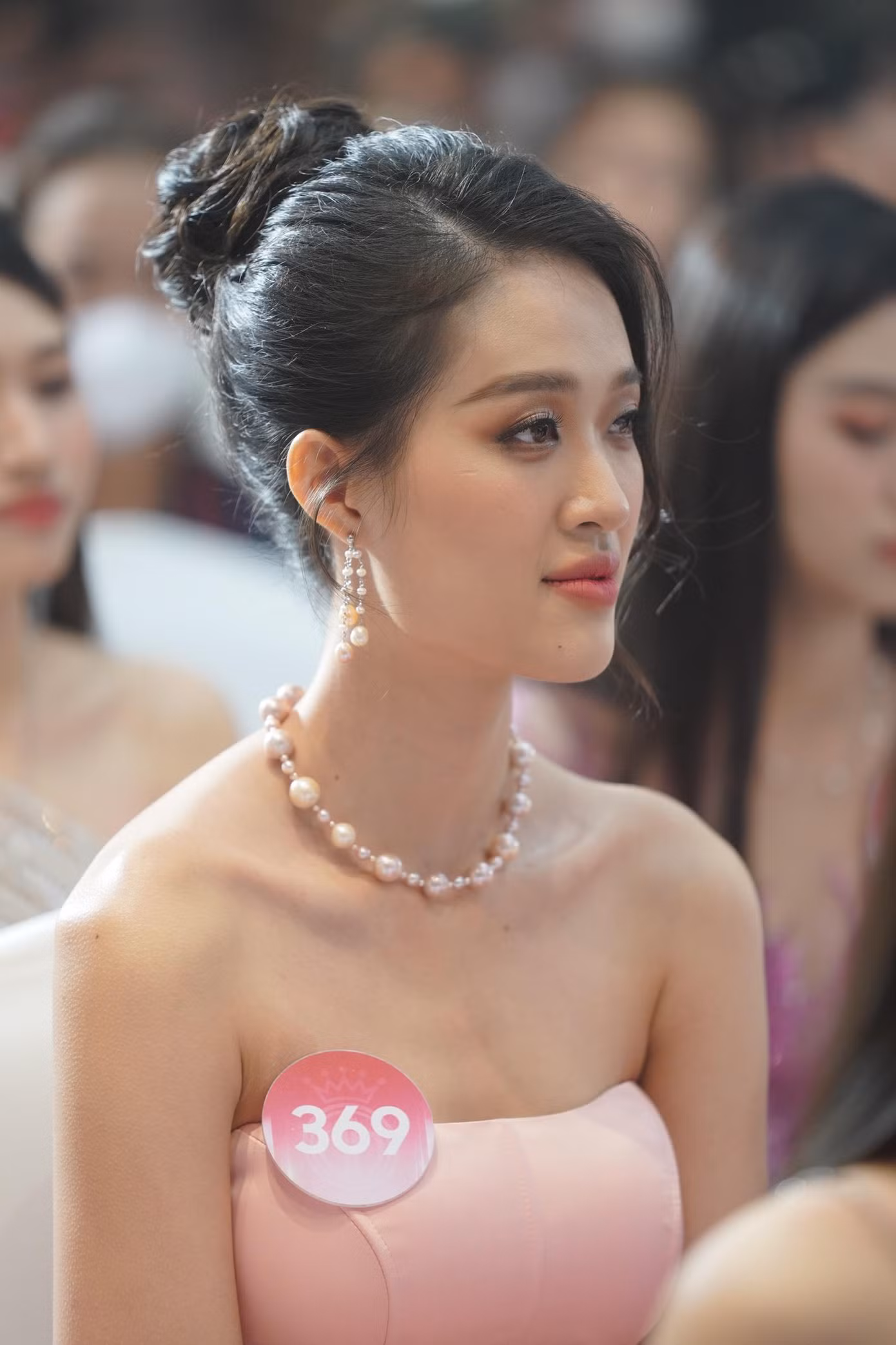 Hồ Thị Yến Nhi (SBD 369) có chiều cao 1,79 m và là thí sinh cao nhất nhà chung. Trần Lê Mai Chi (SBD 052) lại là cô gái gây ấn tượng từ vòng sơ khảo bởi nét đẹp nhẹ nhàng. Cả hai chọn búi tóc để tăng thêm vẻ chín chắn.