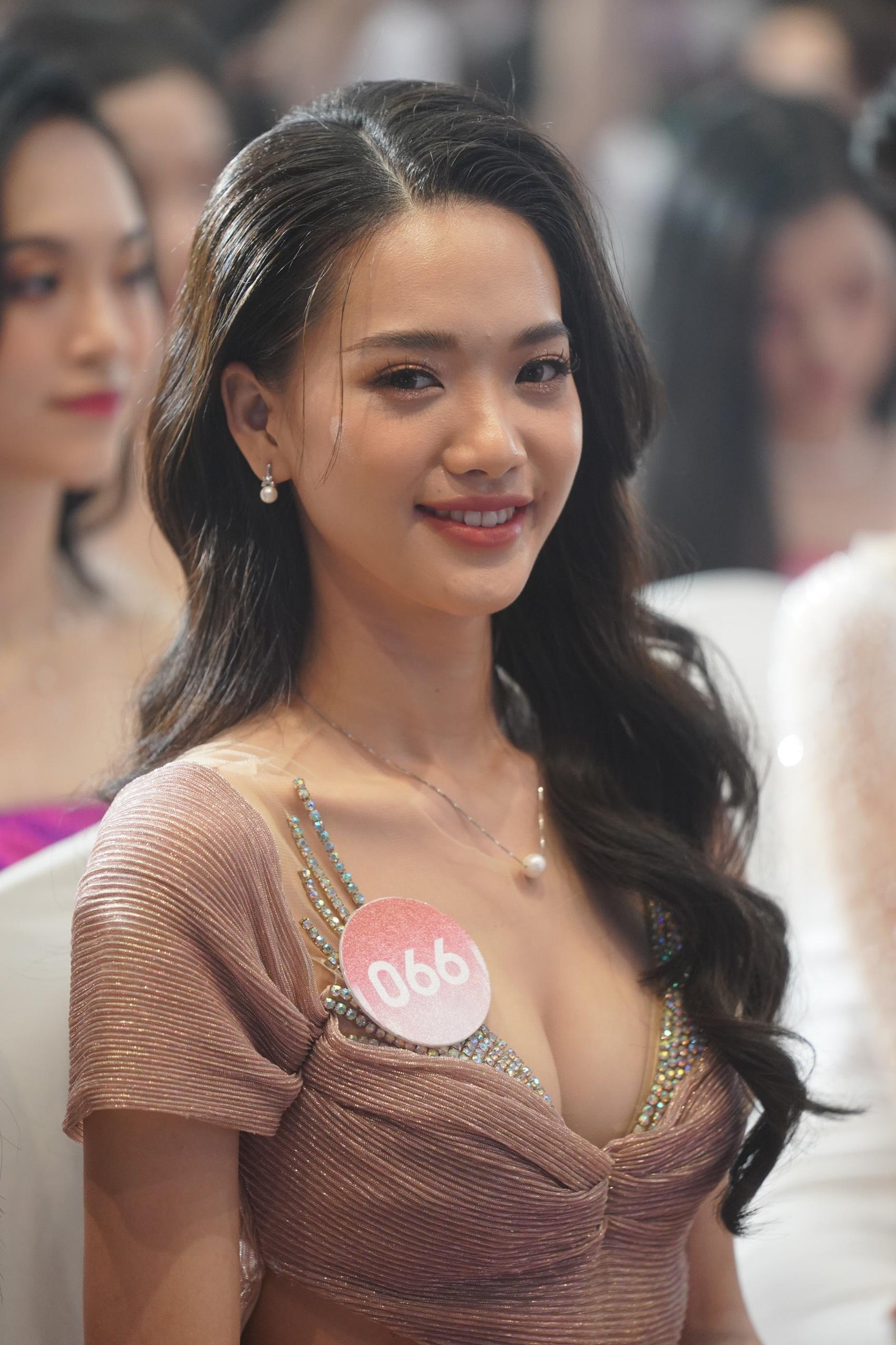 Nguyễn Ngọc Tường Vy (SBD 335) và Phan Thị Sen (SBD 066) diện thiết kế cắt xẻ sâu để khoe hình thể đẹp tại buổi họp báo.