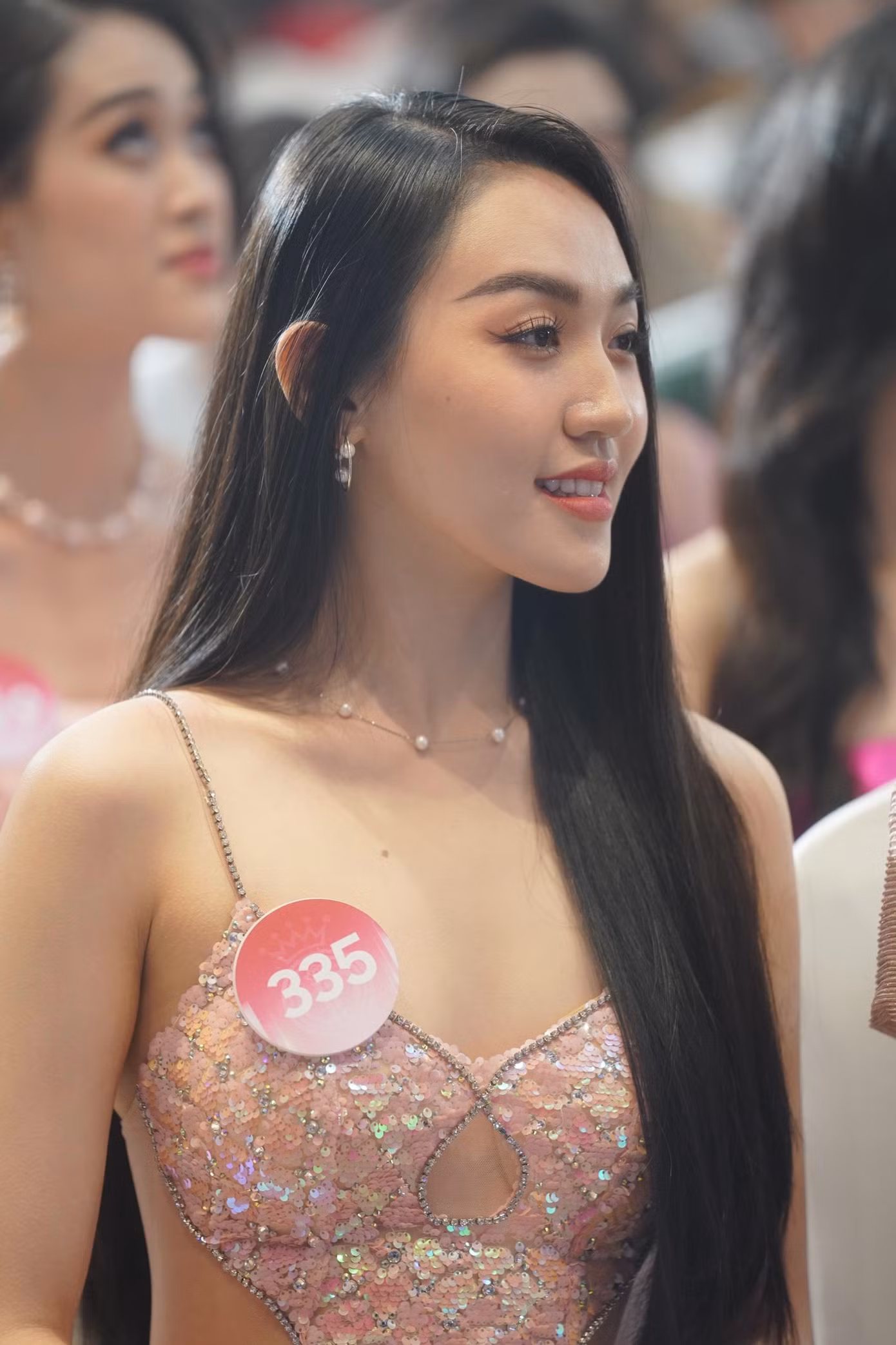 Nguyễn Ngọc Tường Vy (SBD 335) và Phan Thị Sen (SBD 066) diện thiết kế cắt xẻ sâu để khoe hình thể đẹp tại buổi họp báo.