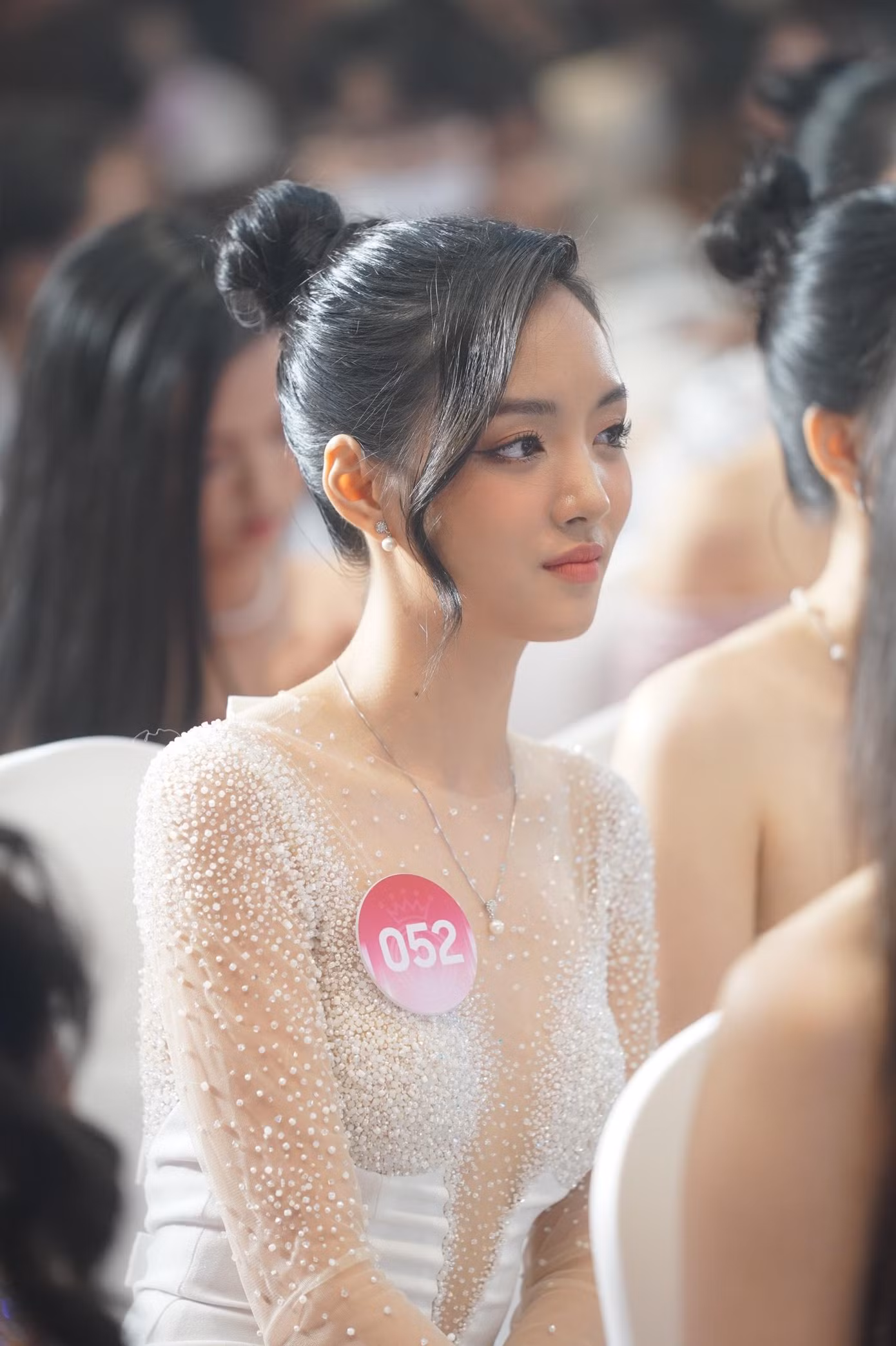 Hồ Thị Yến Nhi (SBD 369) có chiều cao 1,79 m và là thí sinh cao nhất nhà chung. Trần Lê Mai Chi (SBD 052) lại là cô gái gây ấn tượng từ vòng sơ khảo bởi nét đẹp nhẹ nhàng. Cả hai chọn búi tóc để tăng thêm vẻ chín chắn.
