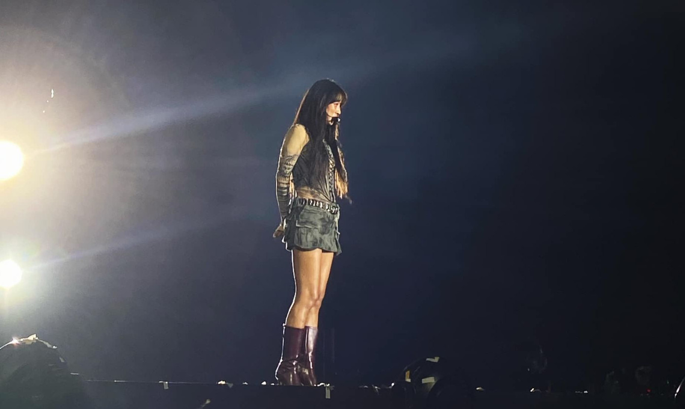 Lee Hyori sinh năm 1979, ra mắt trong vai trò thành viên nhóm nhạc nữ Fin.K.L năm 1998. Sau đó, cô hoạt động solo, định hình phong cách gợi cảm và được mệnh danh là nữ hoàng sexy Hàn Quốc, trở thành hiện tượng toàn châu Á với bản hit 10 minutes năm 2003.