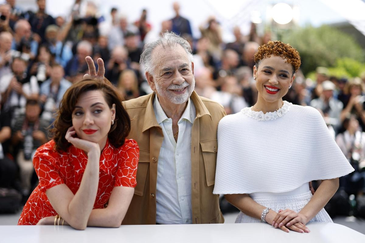 Phim ấp ủ suốt 40 năm của đạo diễn Francis Ford Coppola (giữa) bị chê vẫn nhận tràng vỗ tay 7 phút.