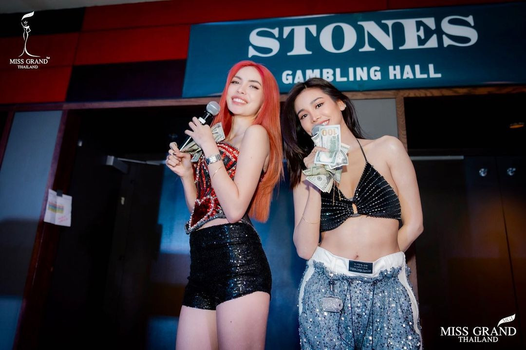 Engfa Waraha và Charlotte Austin trong concert tổ chức tại Mỹ. Engfa Waraha và Charlotte Austin trong concert tổ chức tại Mỹ.