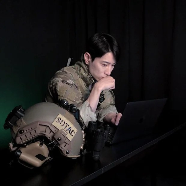 Trước đây, Ji Hoon là cựu đặc vụ hải quân tại Chiến đoàn đặc nhiệm Hải quân Hàn Quốc. Trong các cuộc phỏng vấn, người chơi ngưỡng mộ thành tích và nghề nghiệp của Ji Hoon. Anh cũng được xem là đối thủ dè chừng trong chương trình.