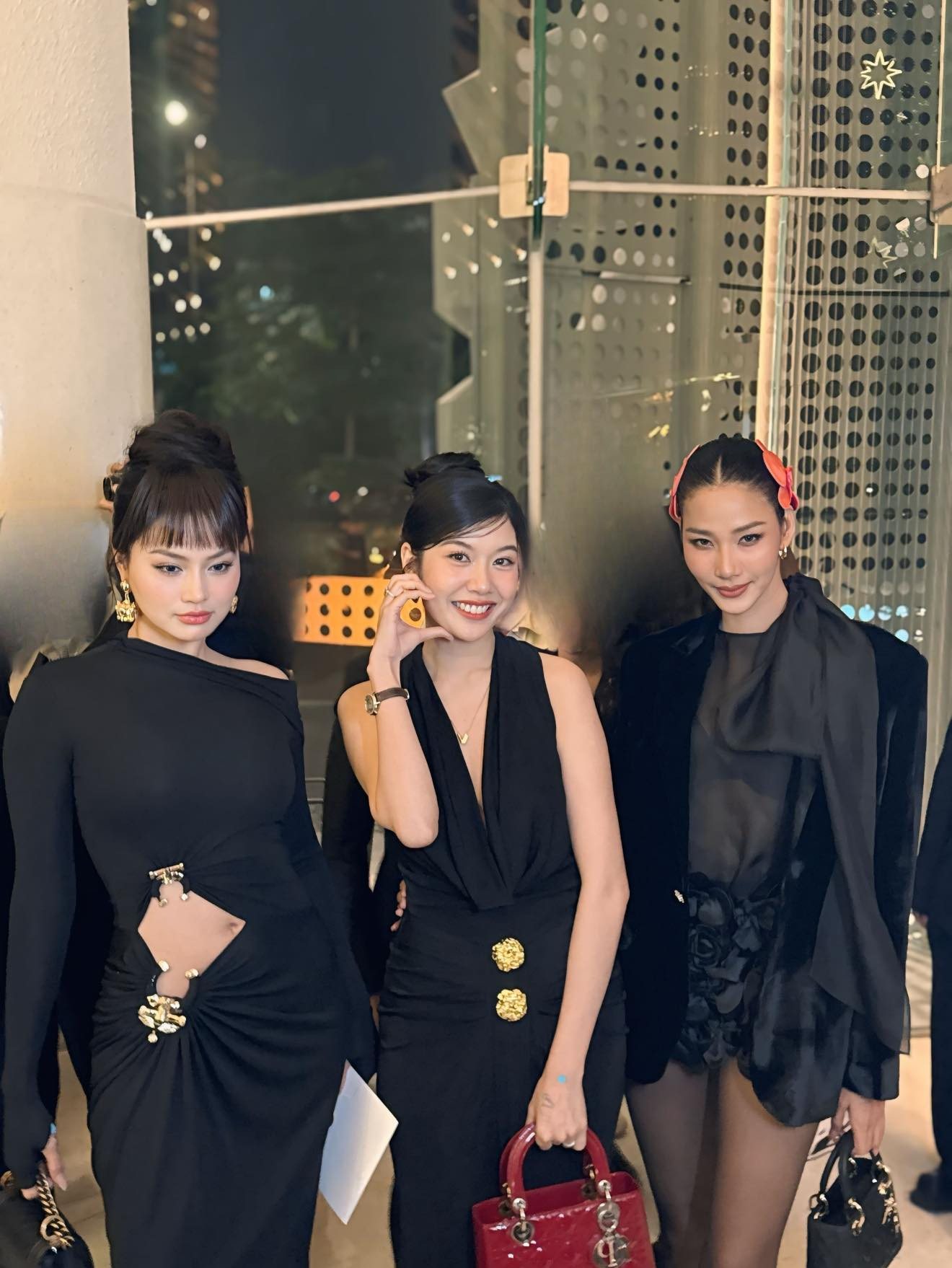 Siêu mẫu Vũ Thu Phương (trái) diện váy khoét eo phá cách, đầu tư trang phục, phụ kiện đi ăn cưới. Á hậu Hoàng Thùy (ngoài cùng bên phải) diện chân váy trên gối khoe chân dài đến mừng Khánh Vân lấy chồng.