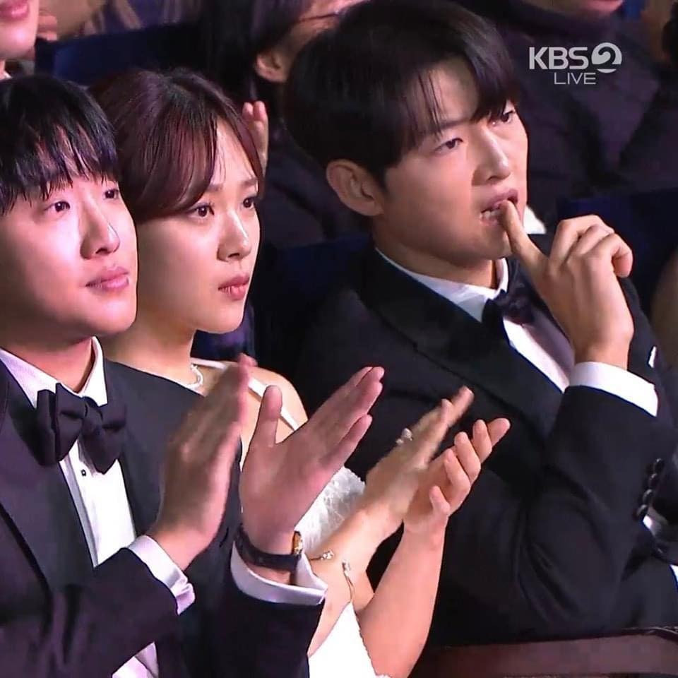 Biểu cảm hài hước của các nghệ sĩ khi xem Park Jin Young biểu diễn.