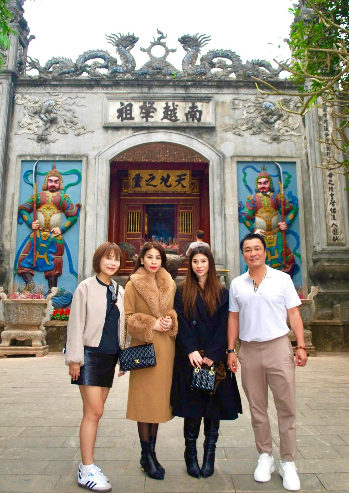 Trưa 7/4 (mùng 10/3 Âm lịch), Lý Hùng đăng ảnh chụp cùng các thành viên trong gia đình tại Khu di tích lịch sử Đền Hùng (Phú Thọ). Diễn viên Lý Hương và người thân diện trang phục lịch sự, cùng Lý Hùng thắp hương tưởng nhớ các vị Vua Hùng.