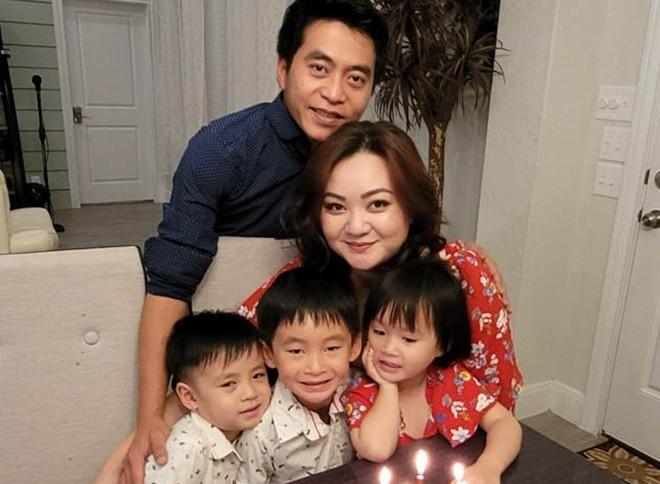 Xuân Mai bên chồng và ba người con. Xuân Mai bên chồng và ba người con.