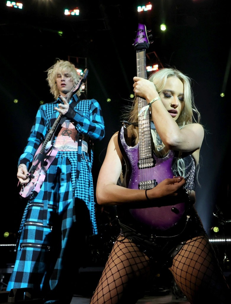 Meghan Fox nghi ngờ bạn trai ngoại tình với nghệ sĩ guitar Sophie Lloyd. Meghan Fox nghi ngờ bạn trai ngoại tình với nghệ sĩ guitar Sophie Lloyd.