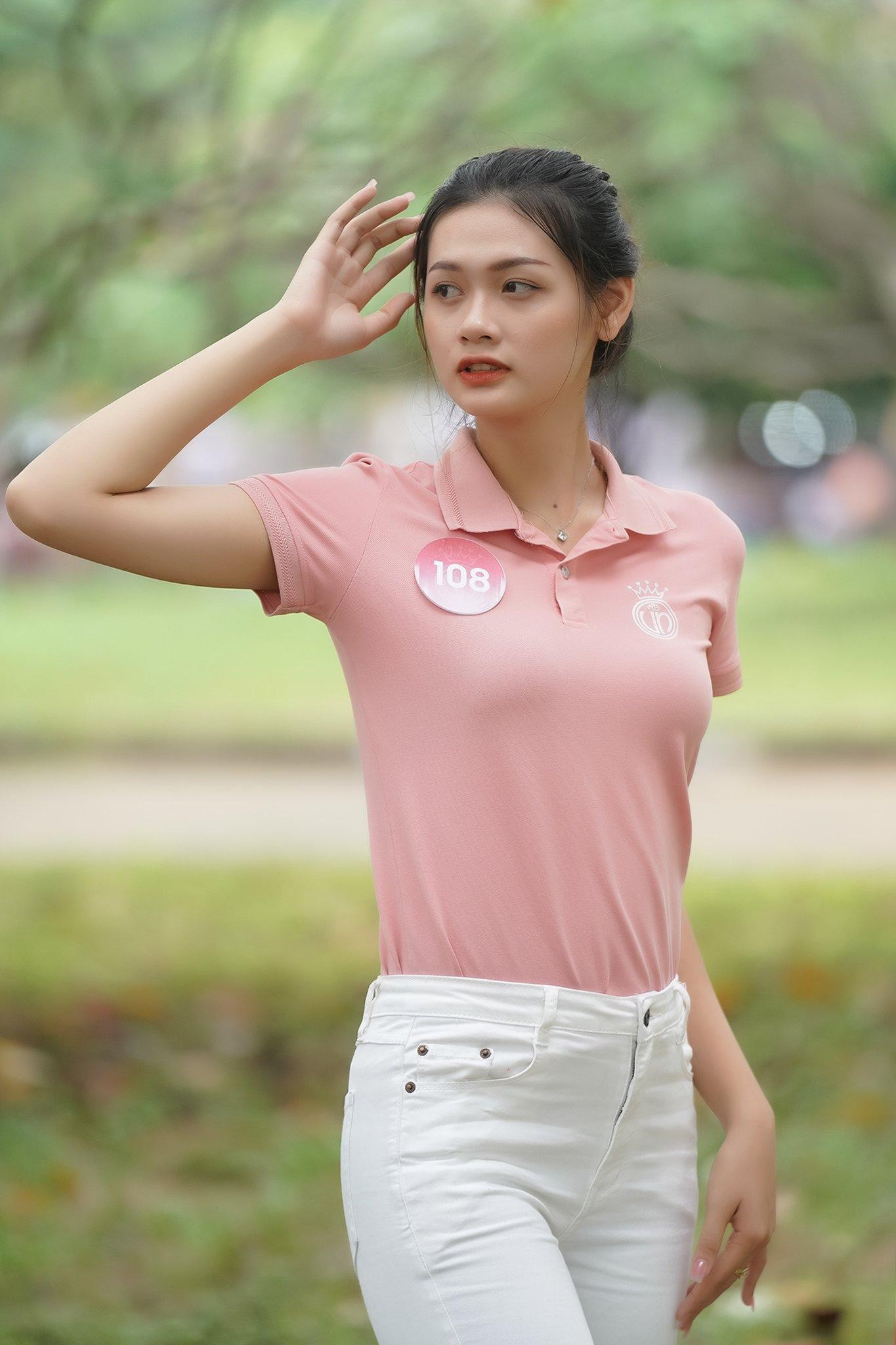 Trong những giây phút giải lao, thí sinh Lê Thị Hồng Điễm (SBD 108) tranh thủ tập luyện, tạo dáng phong thái hoa hậu.