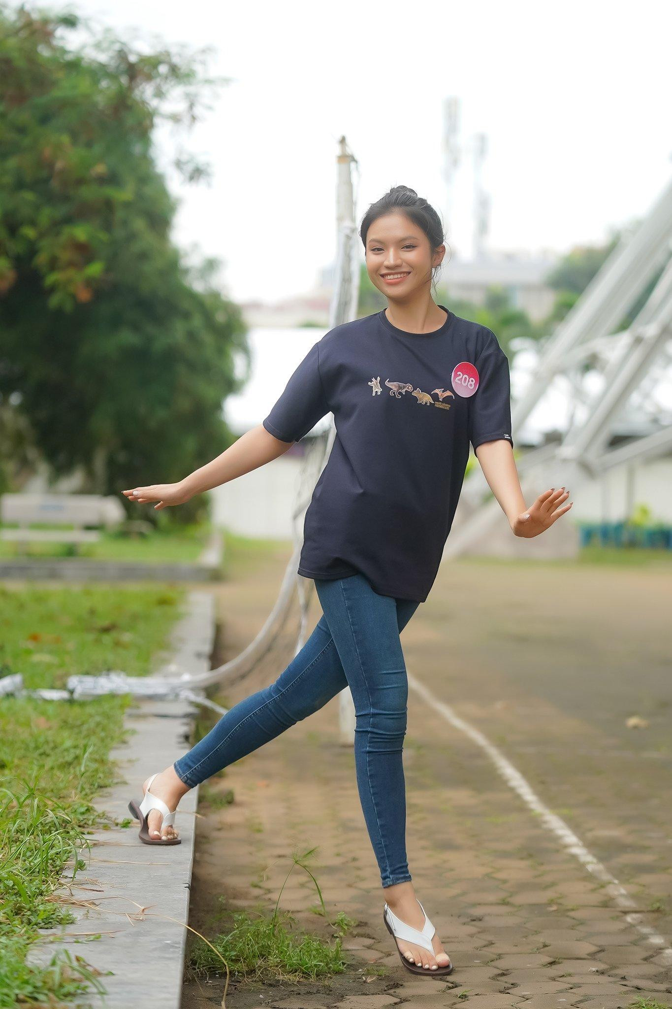 Thí sinh Nguyễn Phương Tường Vy ăn mặc đơn giản, bỏ qua giày cao gót và sneaker khi đến buổi tập luyện ngày 20/11. Cô gái đến từ Bình Định tạm gác lại những bài học về phong thái, cách ứng xử hoa hậu để trở về với hình tượng năng động.