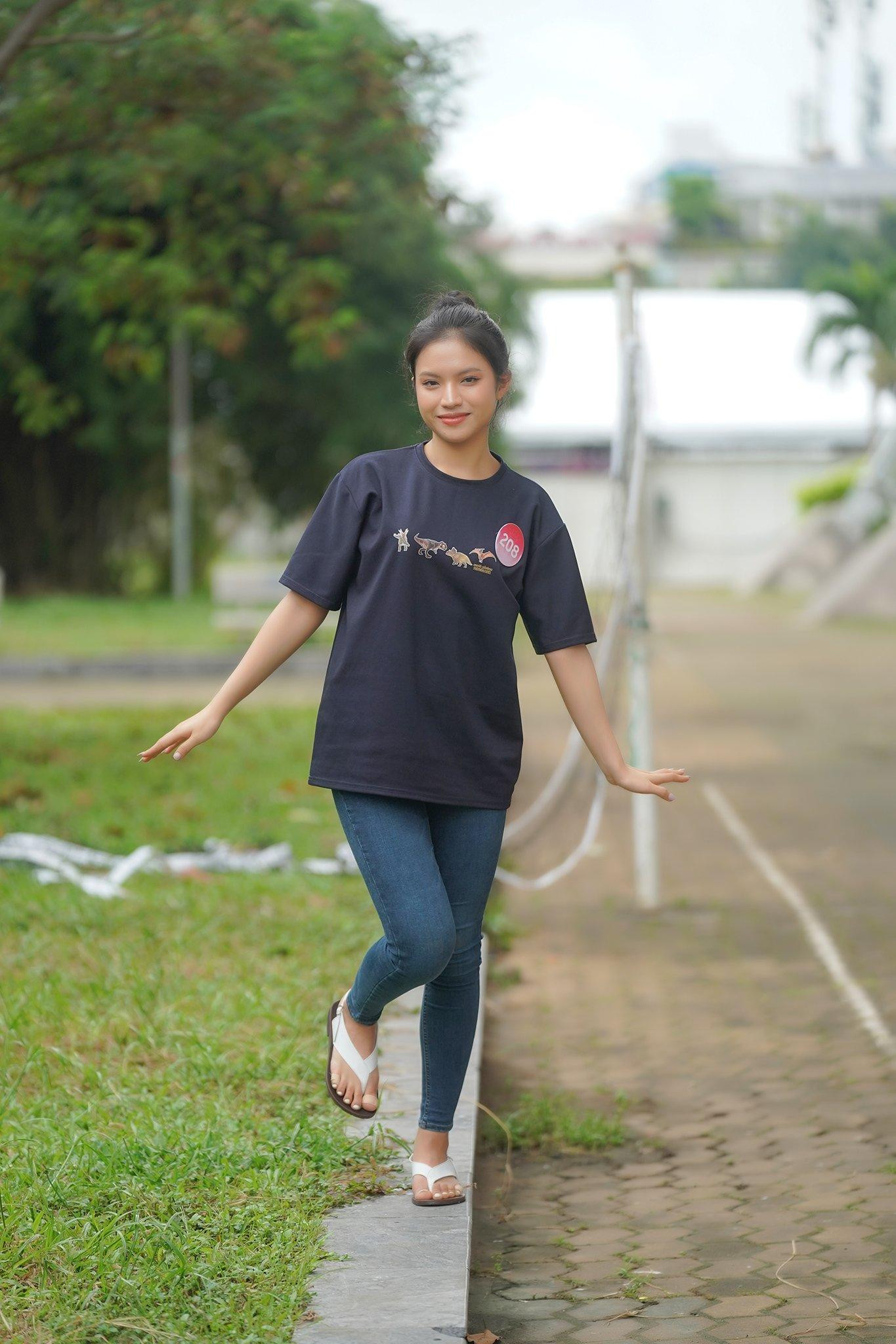 Thí sinh Nguyễn Phương Tường Vy ăn mặc đơn giản, bỏ qua giày cao gót và sneaker khi đến buổi tập luyện ngày 20/11. Cô gái đến từ Bình Định tạm gác lại những bài học về phong thái, cách ứng xử hoa hậu để trở về với hình tượng năng động.