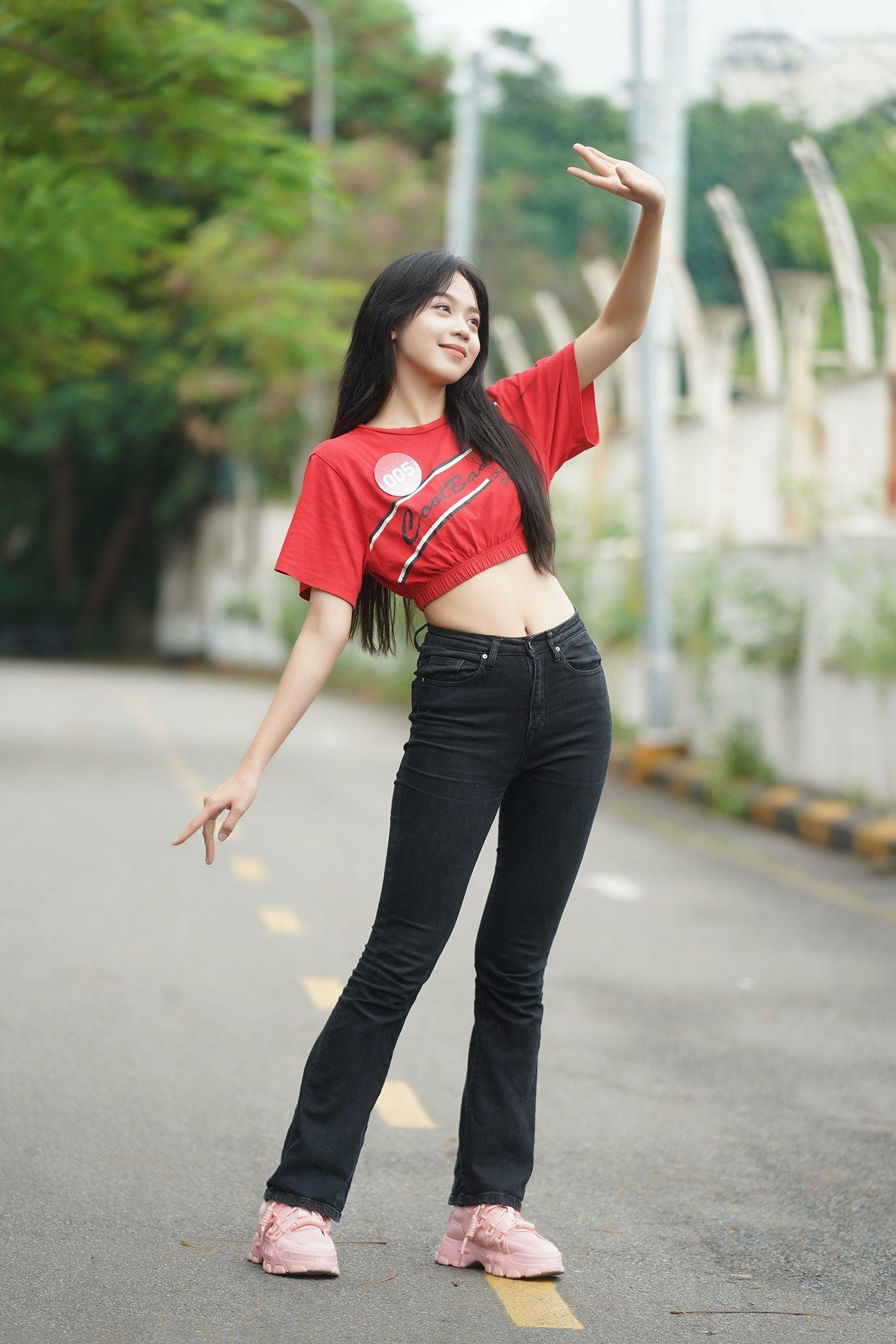 Huỳnh Thị Thanh Thủy (SBD 005) là một trong những thí sinh có chiều cao nổi bật tại cuộc thi Hoa hậu Việt Nam 2022. Tại buổi tập luyện ngày 20/11, cô gái đến từ Đà Nẵng diện crop top khoe vòng eo thon. Cô còn khéo léo tạo dáng để tôn lên vóc dáng cân đối.