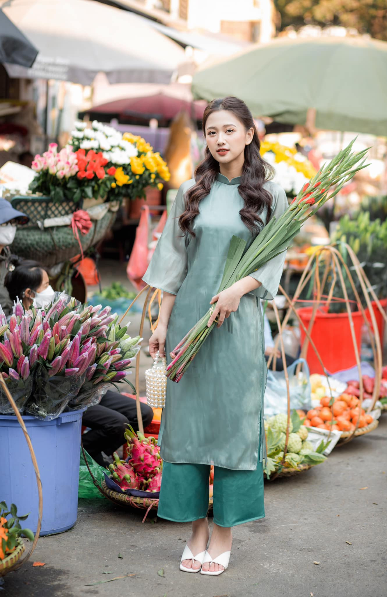 Cô được cộng đồng mạng nhận xét có gương mặt ưa nhìn. Cô thường xuyên đăng những bức ảnh khoe vẻ dịu dàng.