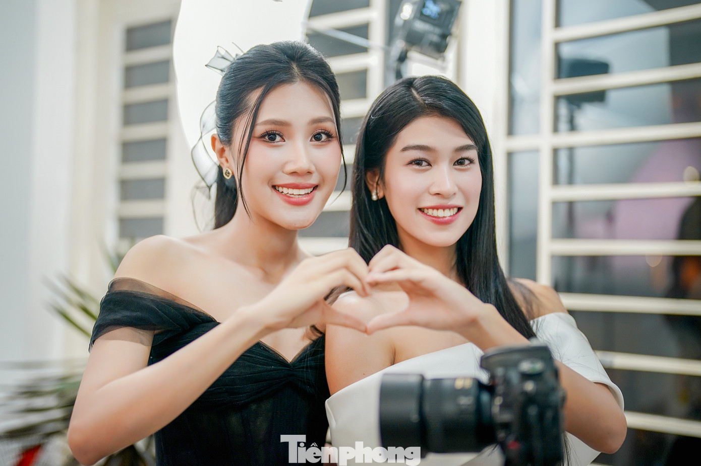 Thí sinh Thùy Nhiên và Thanh Thảo tạo dáng trước buổi ghi hình talk show.