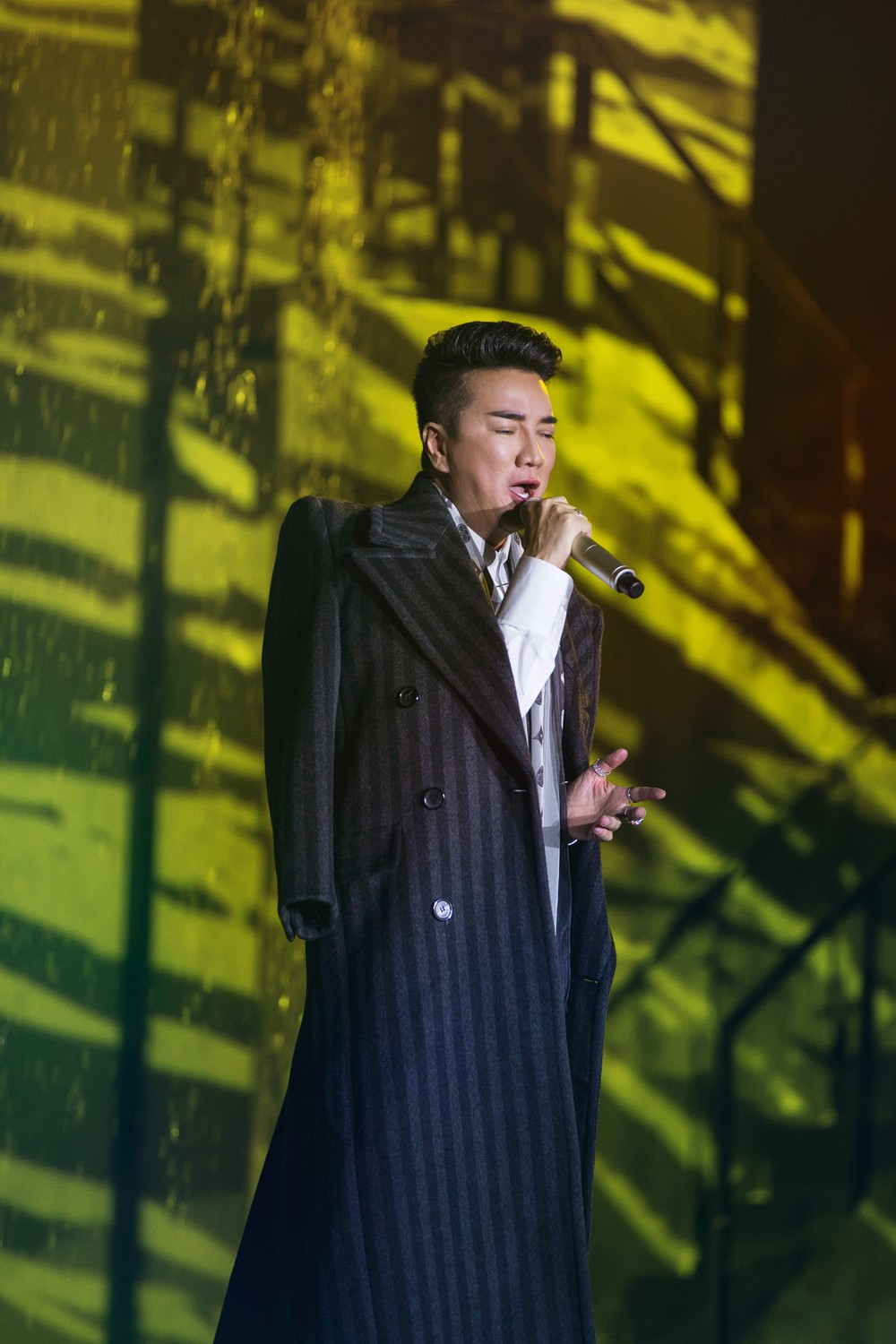 Đàm Vĩnh Hưng trong live show Ngày em thắp sao trời tối 4/5.