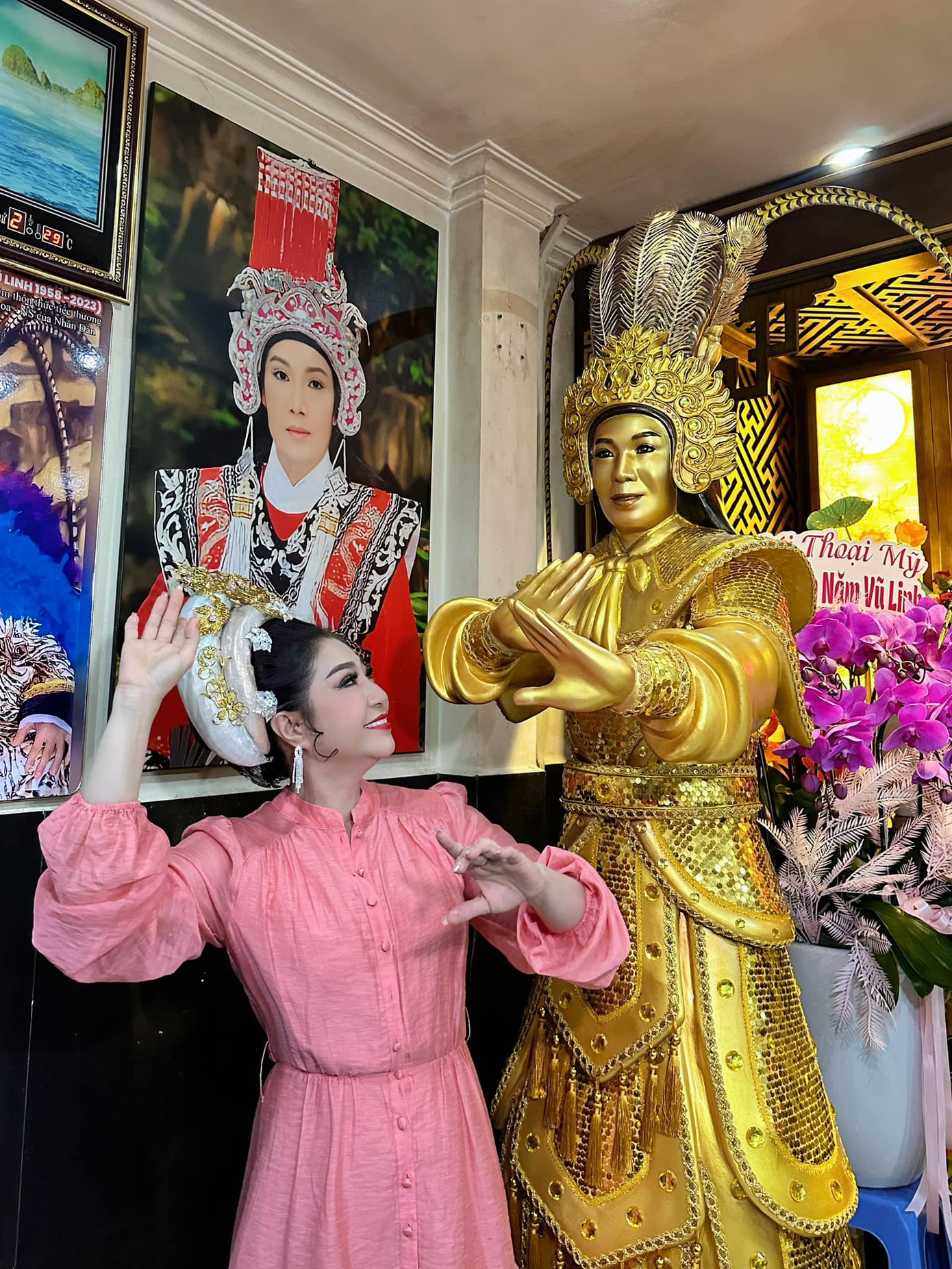 NSƯT Thoại Mỹ đến dâng hương tưởng nhớ NSƯT Vũ Linh. &quot;Hôm nay đi hát hai suất, tranh thủ giữa giờ chạy về dâng lễ cho hoàng thượng. Hoàng thượng uống cạn với thần thiếp một ly nha. Anh ơi giỗ Tổ năm nào anh cũng đến nhà em gái, năm nay không còn anh nữa, em gái nhớ anh Năm thật nhiều&quot;, cô chia sẻ.