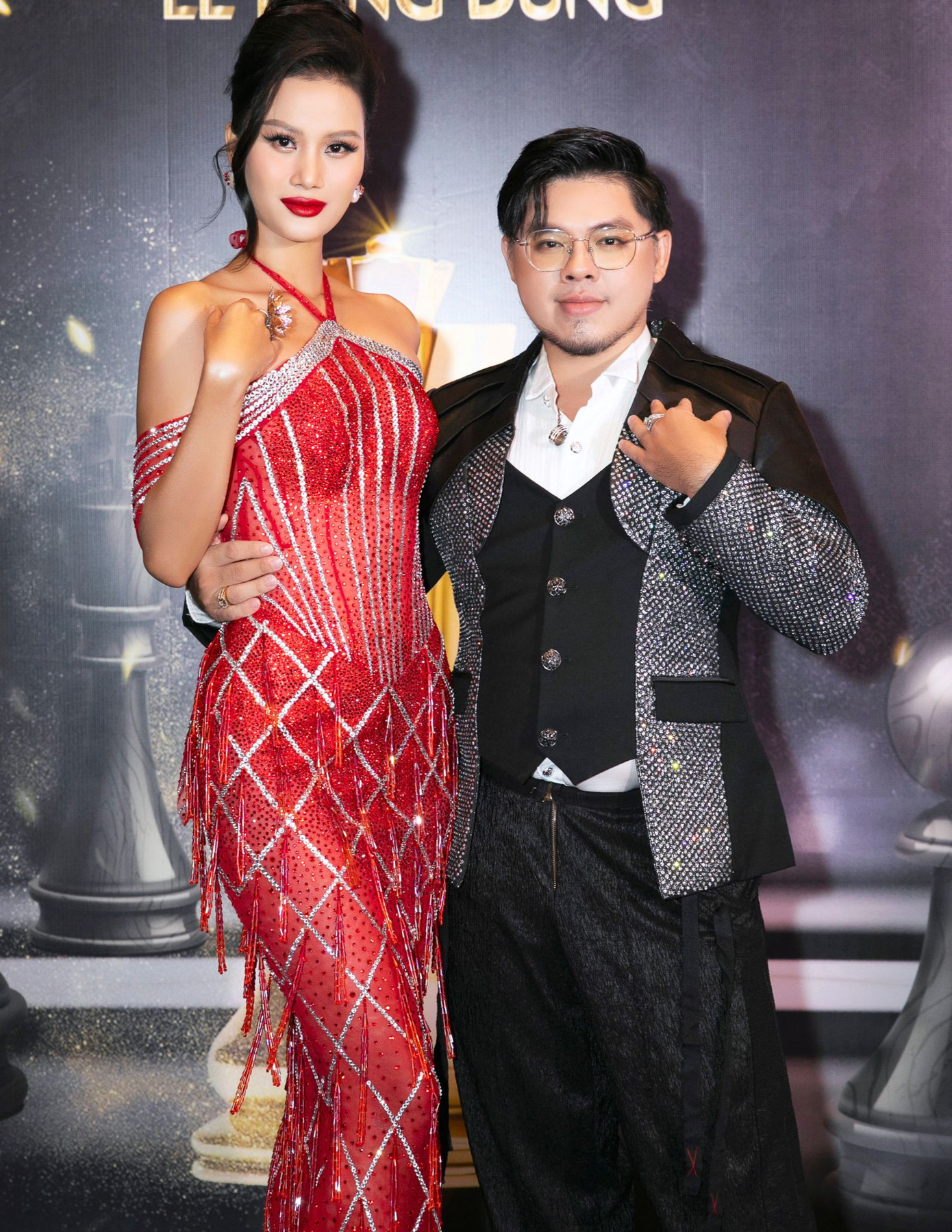 Dự sự kiện kỷ niệm 10 năm của nhà thiết kế Lê Long Dũng, Hương Ly diện trang phục cổ yếm cách điệu. Sau khi đạt danh hiệu Á hậu 1 Miss Universe Vietnam 2023, cô đắt show thời trang hơn.