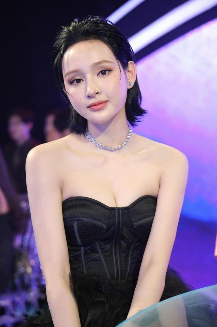 Hiền Hồ chưa được khán giả chấp nhận quay lại sau nửa năm vướng vào scandal. Hiền Hồ chưa được khán giả chấp nhận quay lại sau nửa năm vướng vào scandal.