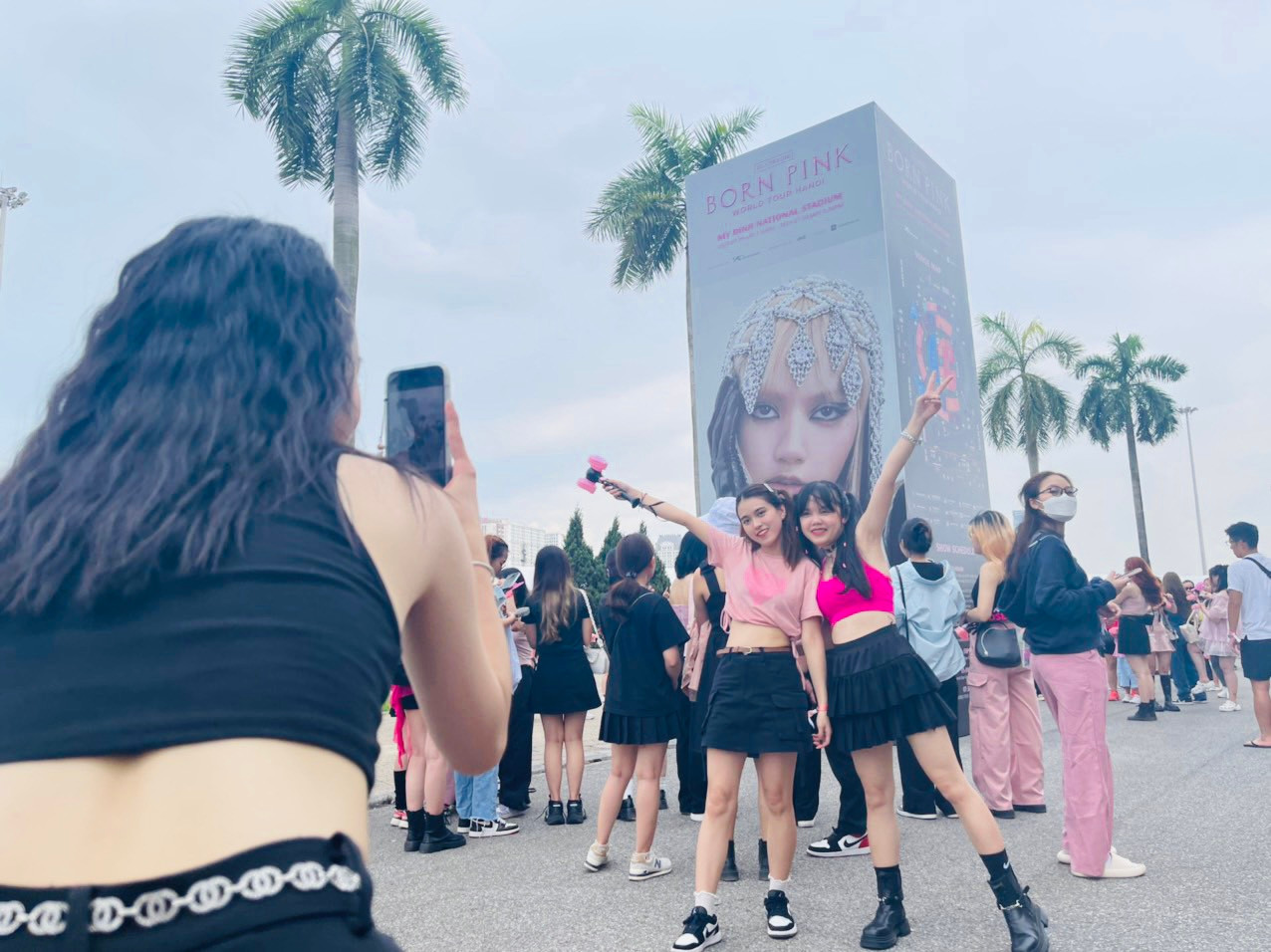 Nhóm bạn hỗ trợ nhau check-in, lưu khoảnh khắc để &quot;flex&quot; trên trang cá nhân trước giờ BlackPink biểu diễn.