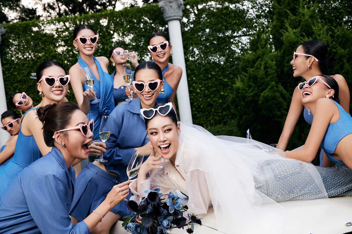 Cô dâu Khánh Vân được dàn phù dâu vây quanh trong ngày cưới. Cô dâu Khánh Vân được dàn phù dâu vây quanh trong ngày cưới.