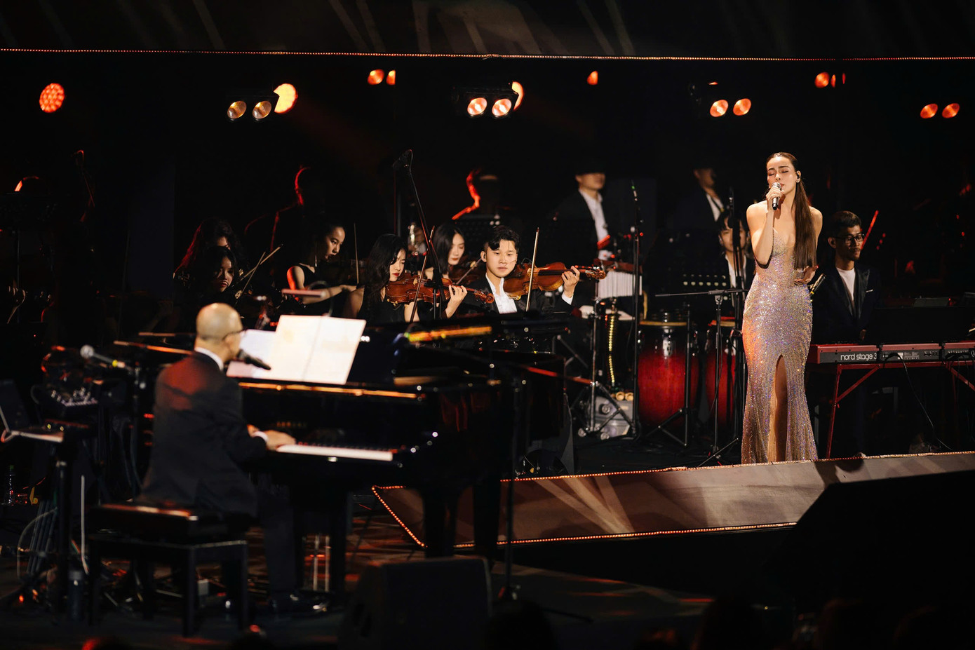 Tiết mục đặc biệt nhất ở live concert Có đôi lần là màn song ca của Đức Trí và Hồ Ngọc Hà. Sau màn tương tác ngọt ngào cùng câu nói &quot;Tôi hứa không song ca với ai, chỉ hát cùng Hồ Ngọc Hà&quot;, cả hai hòa giọng với bản nhạc Hay là thôi em nhé. Trước đó, Hồ Ngọc Hà - Đức Trí làm khán phòng bùng nổ khi Hồ Ngọc Hà gọi Đức Trí là người yêu cũ, trong khi nam nhạc sĩ cho rằng anh &quot;suy&quot; sau khi chia tay Hà Hồ, gửi tình cảm với nữ ca sĩ vào âm nhạc.