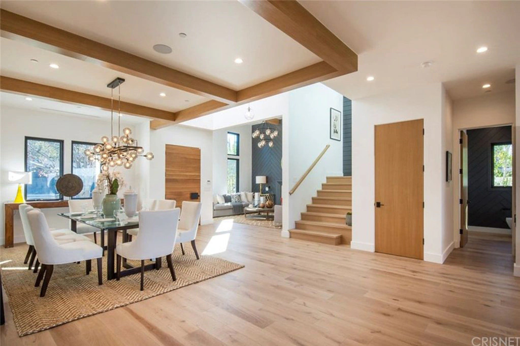 Phòng khách lớn, trang trí nhiều đèn là nơi Oliva Culpo thường xuyên tiếp gia đình và bạn bè.