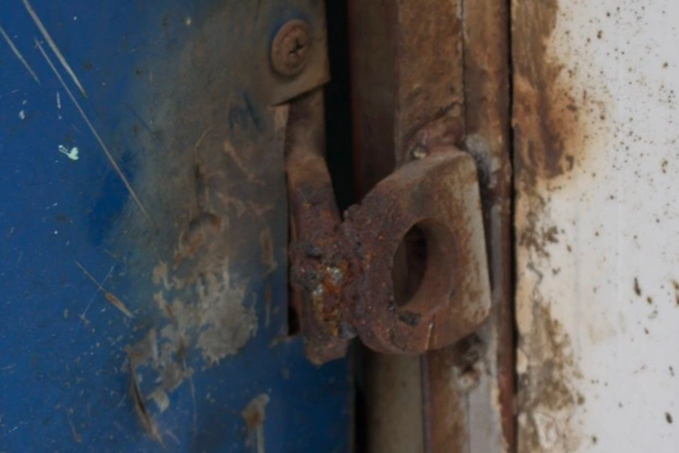 Chủ dãy trọ hàn kín để khóa những phòng không có người thuê (Ảnh: Phạm Diện).