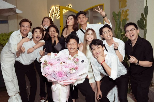 Puka đồng ý làm vợ của Gin Tuấn Kiệt sau lời cầu hôn cảm động: "Tròn bốn năm yêu nhau, anh quyết định dành ngày hôm nay cho em. Chúc mừng kỷ niệm chúng ta. Hồi mới quen, em nói không biết khi nào yêu nhau được 1.000 ngày. Hôm nay đã là 1.460 ngày nên anh muốn hỏi em câu này: Em có đồng ý lấy anh làm chồng không?".